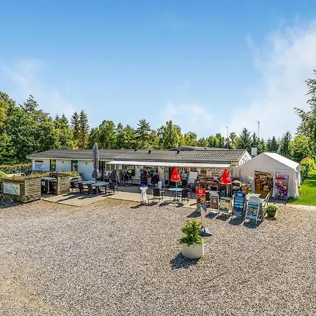 3 Bedroom Beautiful In Casa de Férias Fårvang