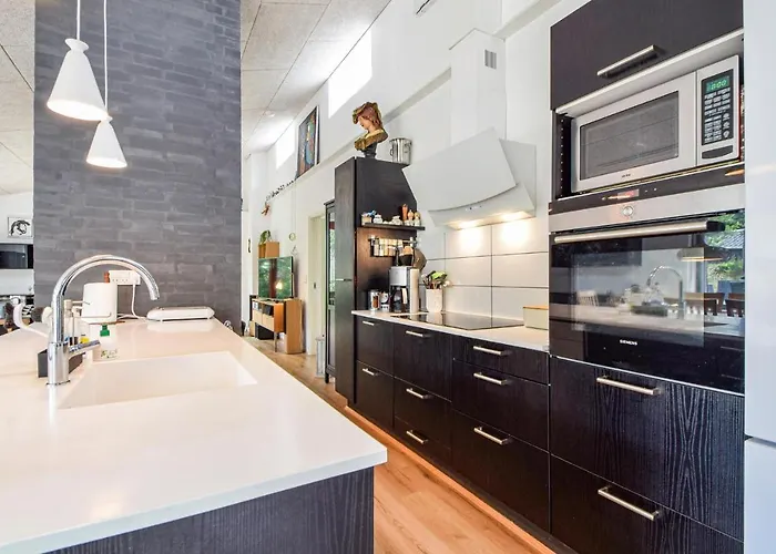 Дом отдыха 3 Bedroom Beautiful In Farvang